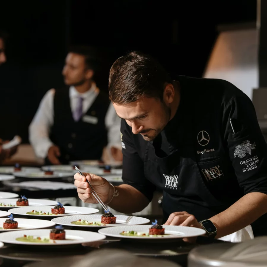 alt="Cuisine par Guy Ravet pendant un évènement"