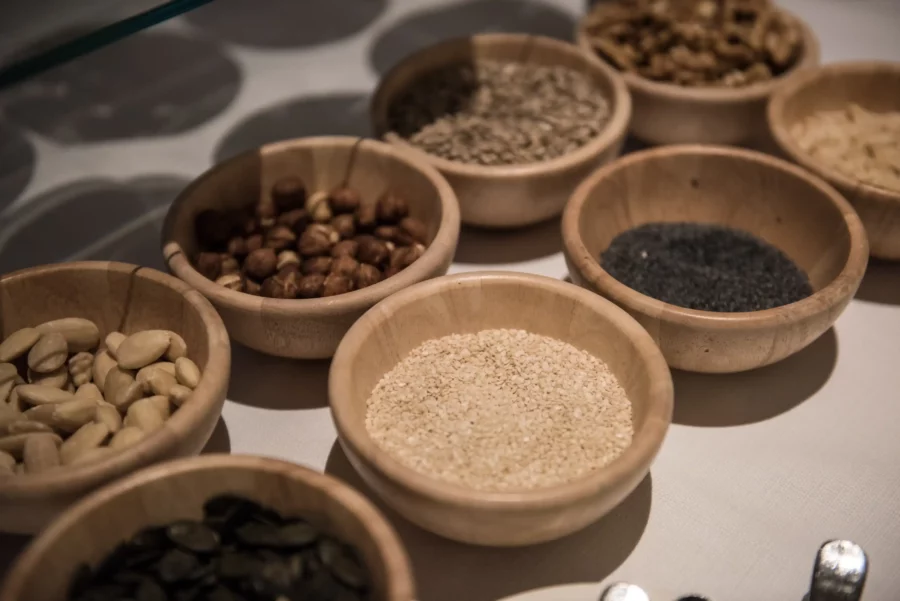 alt="Buffets de fruits secs et graines au petit-déjeuner du Grand Hôtel du Lac"